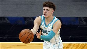 ▲「球三弟」鮑爾（LaMelo Ball）傳出超神地板球。（圖／美聯社／達志影像）