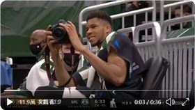 ▲球隊領先28分，「字母哥」場下當起攝影師。（圖／翻攝自NBATV推特）