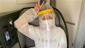 戴資穎年終賽奪冠後，穿著全套防護衣返抵國門。（圖／翻攝自戴資穎臉書）