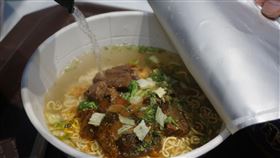 金門老兵召集令近尾聲  加碼送牛肉泡麵（1）2020金門老兵召集令活動即將進入尾聲，金門縣政府27 日宣布加碼贈送在地知名牛肉麵店與食品公司研發的牛肉泡麵，要讓老兵重溫記憶中的老味道。中央社記者黃慧敏攝  109年11月27日