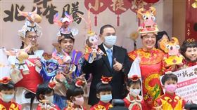 新北市牛年小提燈亮相，「新北犇騰小提燈」記者會新北市長侯友宜出席。（圖／新北市府提供）