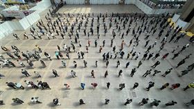 台北動漫節開跑  主辦單位落實防疫（3）第9屆台北國際動漫節4日在台北世貿一館開展，許多動漫迷一早就到現場排隊，主辦單位落實防疫，利用展場空間分流進場人數。中央社記者張新偉攝  110年2月4日