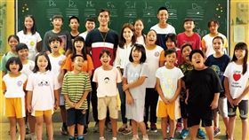 馬志翔、ELLA陳嘉樺領銜主演《聽見歌 再唱》。（圖／華納電影提供）