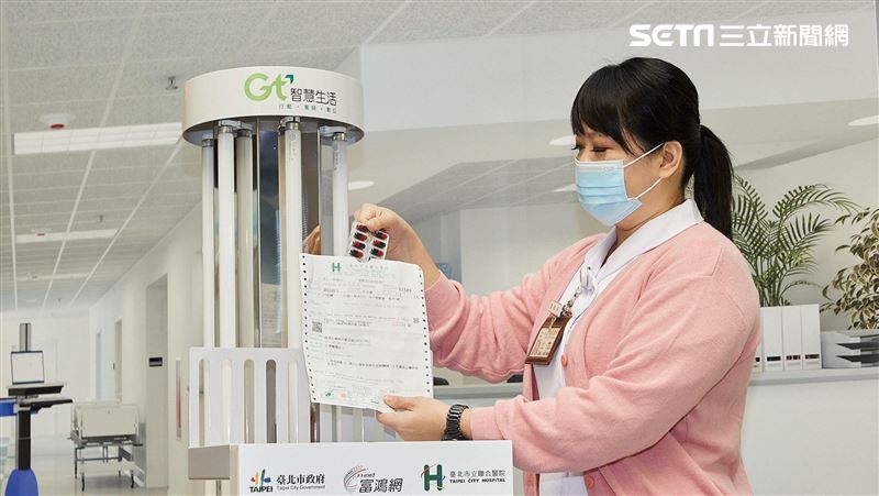 亞太5G防疫機器人　幫病患送藥送餐