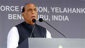 印度國防部長宣示讓國防出口達到3500億盧比印度國防部長辛赫3日在班加羅爾舉辦的第13屆印度航空展開幕典禮上致詞說，印度正擴大本國國防製造，盼3年後航太與國防出口達3500億盧比。（印度國防部提供）中央社記者康世人新德里傳真　110年2月4日