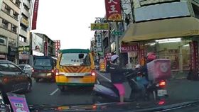 外送員KO，彰化市，鑽車陣、逆向(圖／翻攝臉書彰化踢爆網社團)