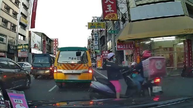 大嬸KO外送員！無敵鑽車術害人摔車