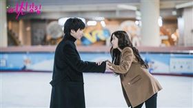 劇中黃仁燁與文佳煐開心溜冰。