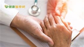 高雄長庚醫院復健科主治醫師洪禎雯說明，肢體痙孿沒有處理會阻礙復健進行、影響功能恢復、增加照護困難，更可能造成關節攣縮等不可逆的變化，因此出現肢體痙攣務必就醫治療。