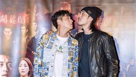 角頭大軍為票房集氣 鄭人碩、黃騰浩大玩隔空吻。（圖／巧克麗娛樂提供）