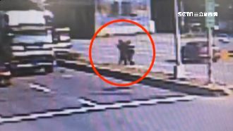 路口上演全武行　父子檔PK貨車駕駛