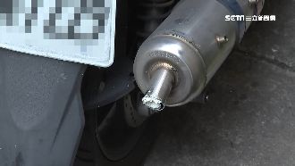 發泡劑塞滿排氣管　機車鎖死騎士氣炸