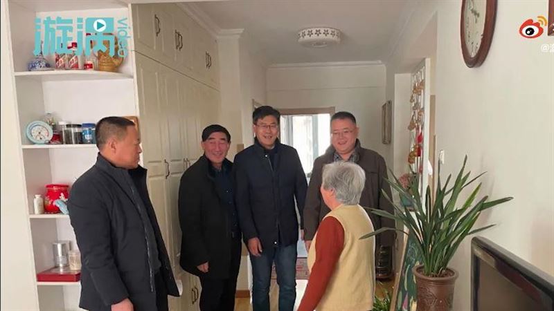 中國官員視察貧戶　卻被後方櫃子出賣