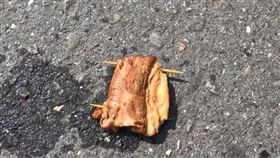  路上驚見一塊爌肉　網曝恐怖後果嚇壞（圖／翻攝自爆廢公社二館）