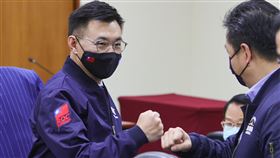 江啟臣出席中常會（1）國民黨主席江啟臣（左）3日出席中常會，會前向現場的常委們致意。中央社記者謝佳璋攝  110年2月3日