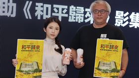 「雞排妹」鄭家純捐出30組飛機杯進行義賣，所得將捐給防疫基金會。（記者邱榮吉/攝影）