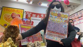 「芮姊」刮中「刮刮金樂透」頭獎200萬元，親自現身與大家分享喜悅。（圖／記者林辰彥攝影）