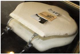 ▲美國一拍賣行1日起5000美金起標，拍賣希特勒坐過的馬桶蓋。（圖／翻攝自Alexander Historical Auctions官網）