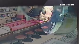 赴銀樓稱：家有喜事！下秒竊藍寶石逃