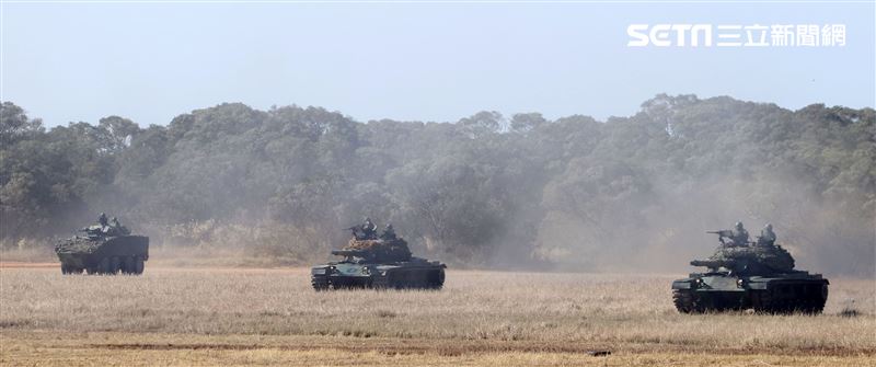 陸軍春節加強戰備，裝甲584旅戰砲排以CM22 120公厘迫擊砲車，實施攻擊前準備射擊，掩護主力CM11戰車、CM32、CM33及CM34裝步戰鬥車發起攻擊。（記者邱榮吉/攝影）