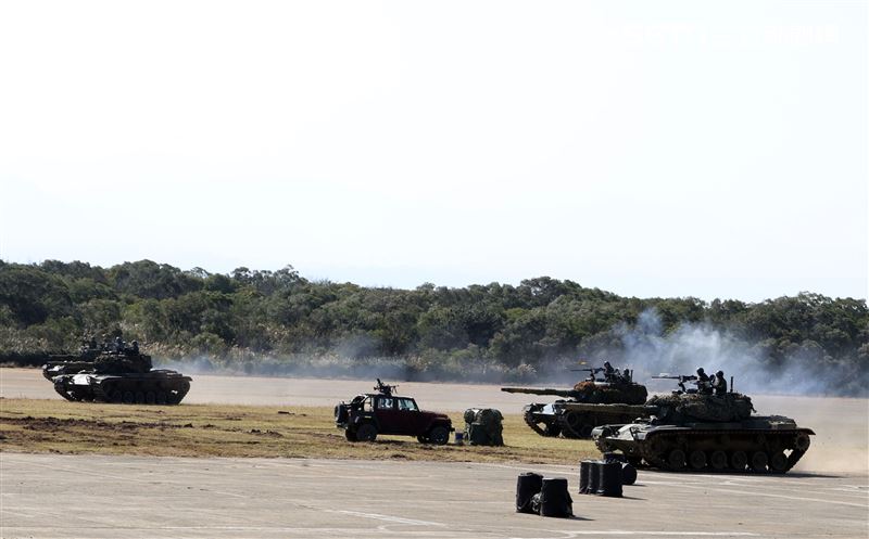 陸軍春節加強戰備，裝甲584旅戰砲排以CM22 120公厘迫擊砲車，實施攻擊前準備射擊，掩護主力CM11戰車、CM32、CM33及CM34裝步戰鬥車發起攻擊。（記者邱榮吉/攝影）