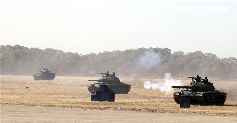 陸軍春節加強戰備，裝甲584旅戰砲排以CM22 120公厘迫擊砲車，實施攻擊前準備射擊，掩護主力CM11戰車、CM32、CM33及CM34裝步戰鬥車發起攻擊。（記者邱榮吉/攝影）