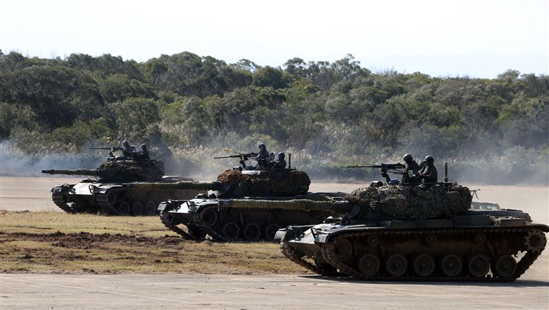 陸軍春節加強戰備，裝甲584旅戰砲排以CM22 120公厘迫擊砲車，實施攻擊前準備射擊，掩護主力CM11戰車、CM32、CM33及CM34裝步戰鬥車發起攻擊。（記者邱榮吉/攝影）