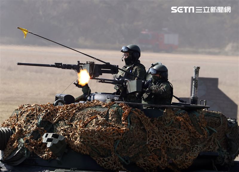 陸軍春節加強戰備，裝甲584旅戰砲排以CM22 120公厘迫擊砲車，實施攻擊前準備射擊，掩護主力CM11戰車、CM32、CM33及CM34裝步戰鬥車發起攻擊。（記者邱榮吉/攝影）