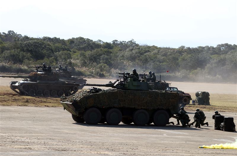 陸軍春節加強戰備，裝甲584旅戰砲排以CM22 120公厘迫擊砲車，實施攻擊前準備射擊，掩護主力CM11戰車、CM32、CM33及CM34裝步戰鬥車發起攻擊。（記者邱榮吉/攝影）
