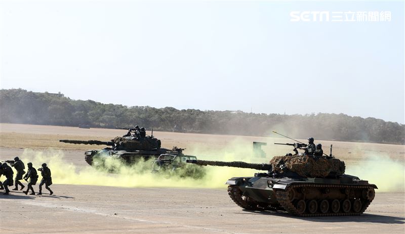 陸軍春節加強戰備，裝甲584旅戰砲排以CM22 120公厘迫擊砲車，實施攻擊前準備射擊，掩護主力CM11戰車、CM32、CM33及CM34裝步戰鬥車發起攻擊。（記者邱榮吉/攝影）