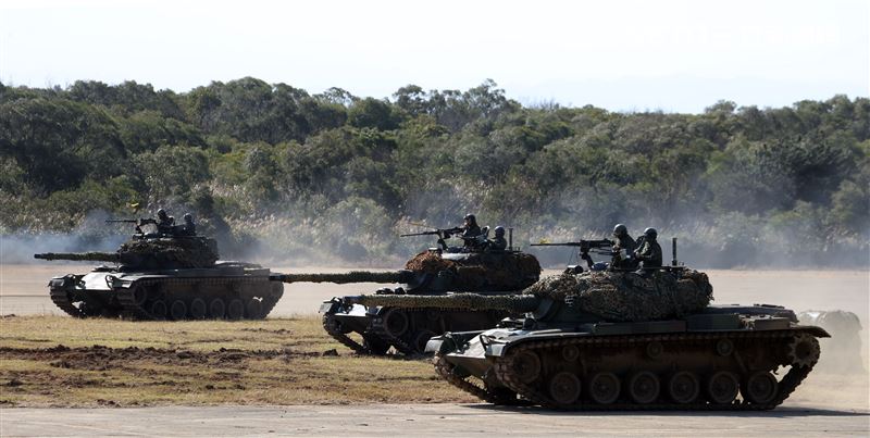 陸軍春節加強戰備，裝甲584旅戰砲排以CM22 120公厘迫擊砲車，實施攻擊前準備射擊，掩護主力CM11戰車、CM32、CM33及CM34裝步戰鬥車發起攻擊。（記者邱榮吉/攝影）