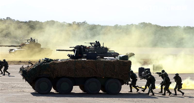 陸軍春節加強戰備，裝甲584旅戰砲排以CM22 120公厘迫擊砲車，實施攻擊前準備射擊，掩護主力CM11戰車、CM32、CM33及CM34裝步戰鬥車發起攻擊。（記者邱榮吉/攝影）