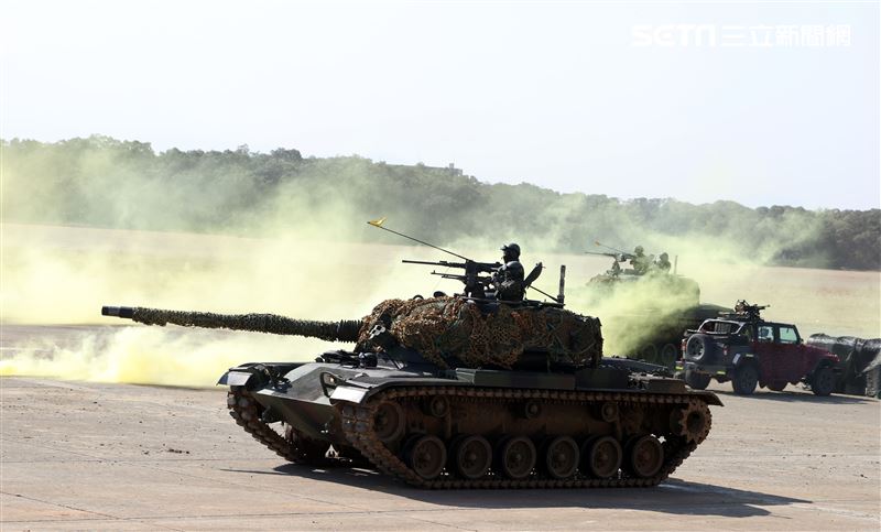 陸軍春節加強戰備，裝甲584旅戰砲排以CM22 120公厘迫擊砲車，實施攻擊前準備射擊，掩護主力CM11戰車、CM32、CM33及CM34裝步戰鬥車發起攻擊。（記者邱榮吉/攝影）