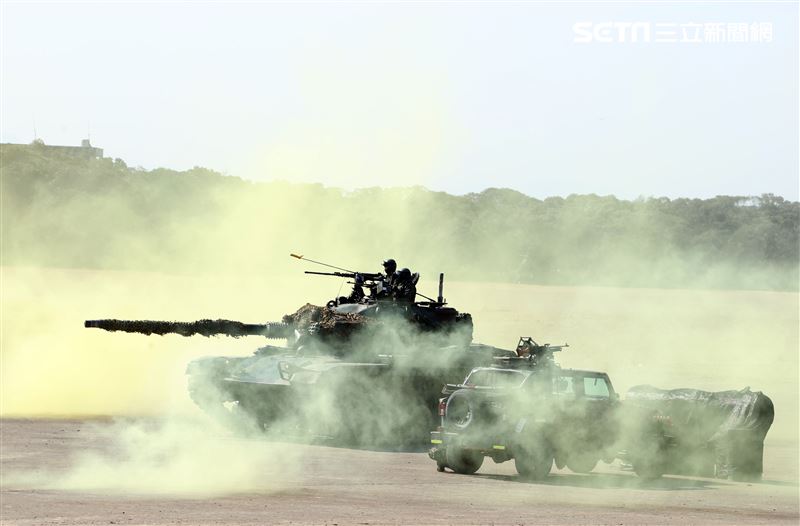 陸軍春節加強戰備，裝甲584旅戰砲排以CM22 120公厘迫擊砲車，實施攻擊前準備射擊，掩護主力CM11戰車、CM32、CM33及CM34裝步戰鬥車發起攻擊。（記者邱榮吉/攝影）