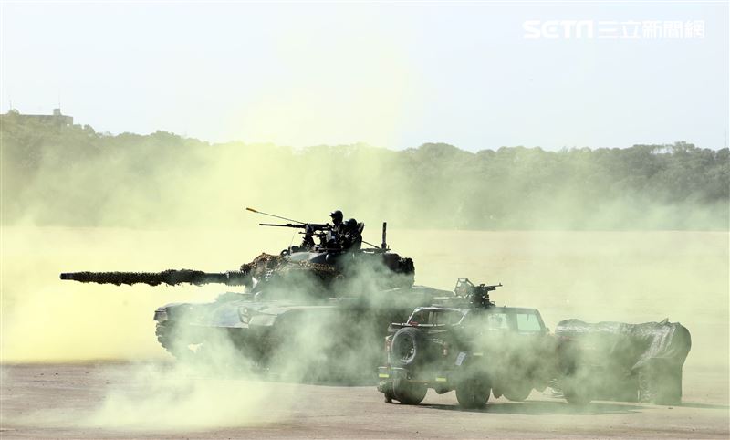 陸軍春節加強戰備，裝甲584旅戰砲排以CM22 120公厘迫擊砲車，實施攻擊前準備射擊，掩護主力CM11戰車、CM32、CM33及CM34裝步戰鬥車發起攻擊。（記者邱榮吉/攝影）