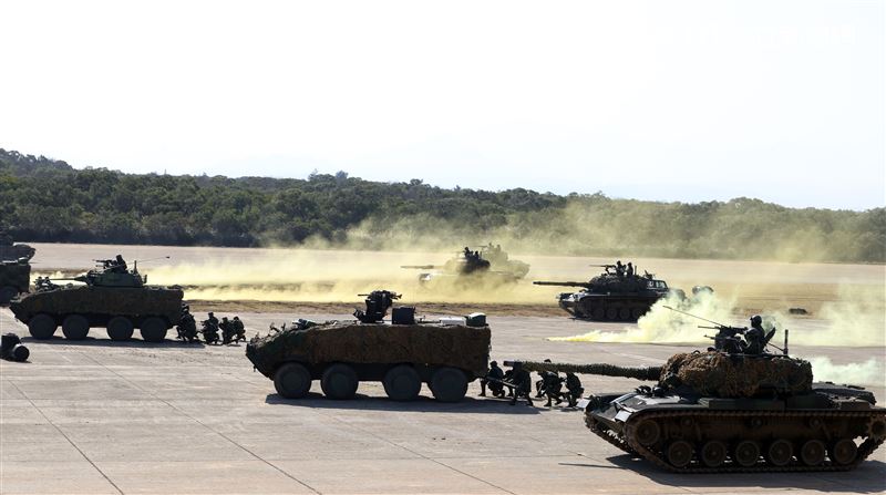 陸軍春節加強戰備，裝甲584旅戰砲排以CM22 120公厘迫擊砲車，實施攻擊前準備射擊，掩護主力CM11戰車、CM32、CM33及CM34裝步戰鬥車發起攻擊。（記者邱榮吉/攝影）