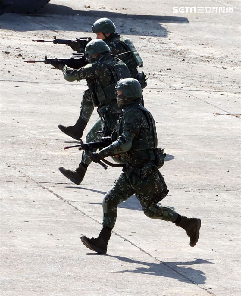 陸軍春節加強戰備，裝甲584旅戰砲排以CM22 120公厘迫擊砲車，實施攻擊前準備射擊，掩護主力CM11戰車、CM32、CM33及CM34裝步戰鬥車發起攻擊。（記者邱榮吉/攝影）