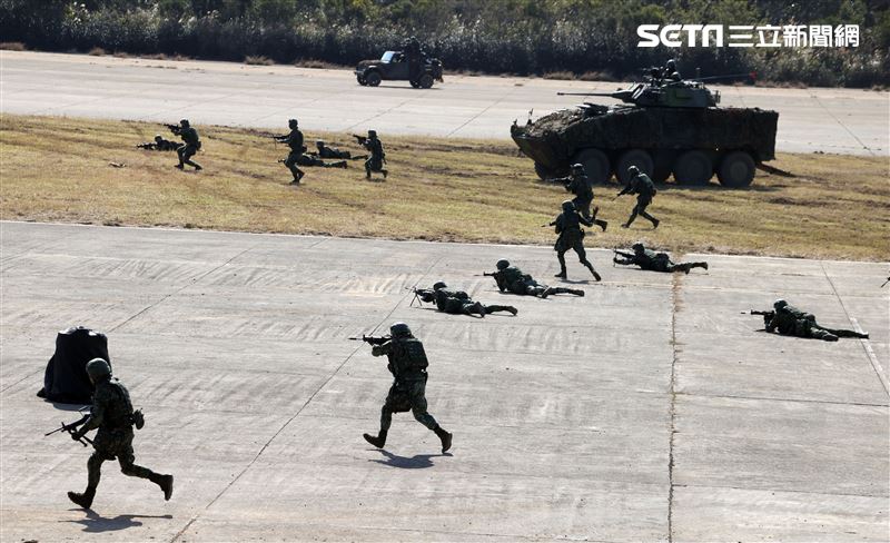 陸軍春節加強戰備，裝甲584旅戰砲排以CM22 120公厘迫擊砲車，實施攻擊前準備射擊，掩護主力CM11戰車、CM32、CM33及CM34裝步戰鬥車發起攻擊。（記者邱榮吉/攝影）