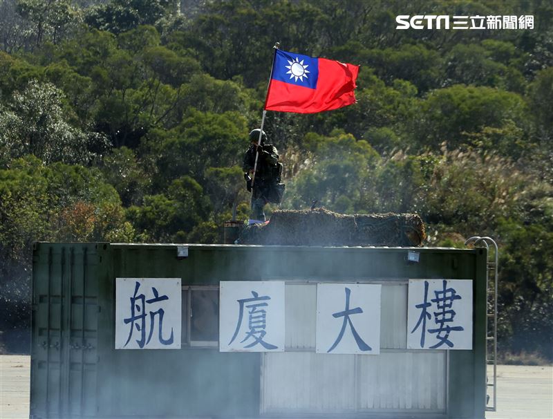 陸軍春節加強戰備，裝甲584旅戰砲排以CM22 120公厘迫擊砲車，實施攻擊前準備射擊，掩護主力CM11戰車、CM32、CM33及CM34裝步戰鬥車發起攻擊。（記者邱榮吉/攝影）
