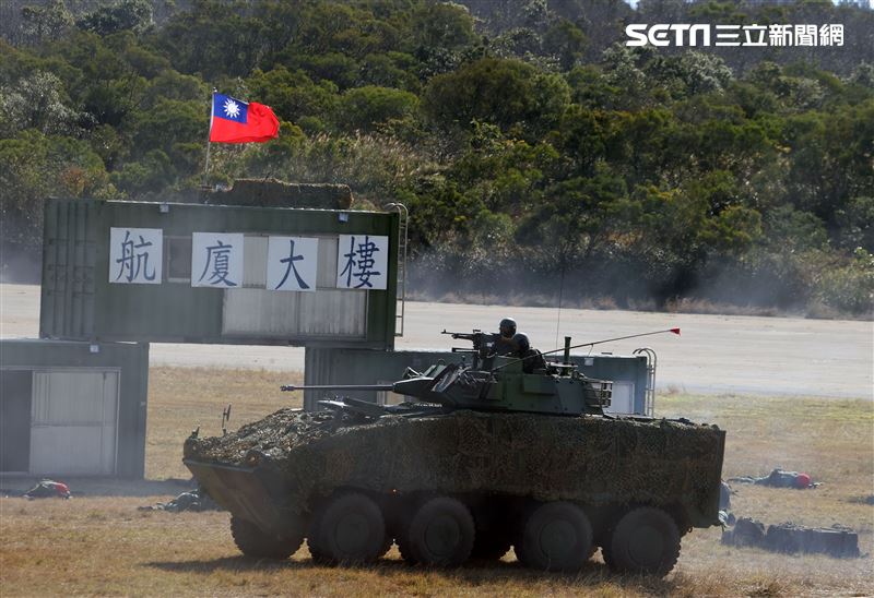 陸軍春節加強戰備，裝甲584旅戰砲排以CM22 120公厘迫擊砲車，實施攻擊前準備射擊，掩護主力CM11戰車、CM32、CM33及CM34裝步戰鬥車發起攻擊。（記者邱榮吉/攝影）