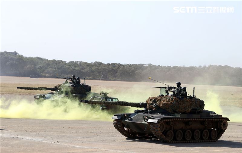 陸軍春節加強戰備，裝甲584旅戰砲排以CM22 120公厘迫擊砲車，實施攻擊前準備射擊，掩護主力CM11戰車、CM32、CM33及CM34裝步戰鬥車發起攻擊。（記者邱榮吉/攝影）