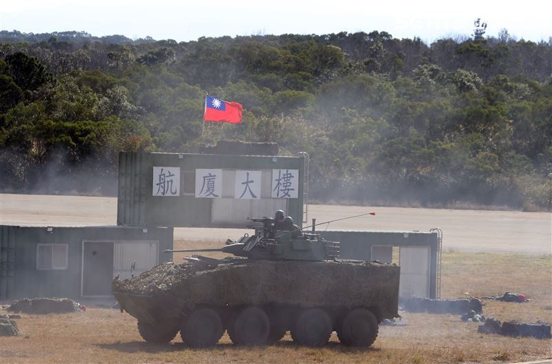 陸軍春節加強戰備，裝甲584旅戰砲排以CM22 120公厘迫擊砲車，實施攻擊前準備射擊，掩護主力CM11戰車、CM32、CM33及CM34裝步戰鬥車發起攻擊。（記者邱榮吉/攝影）