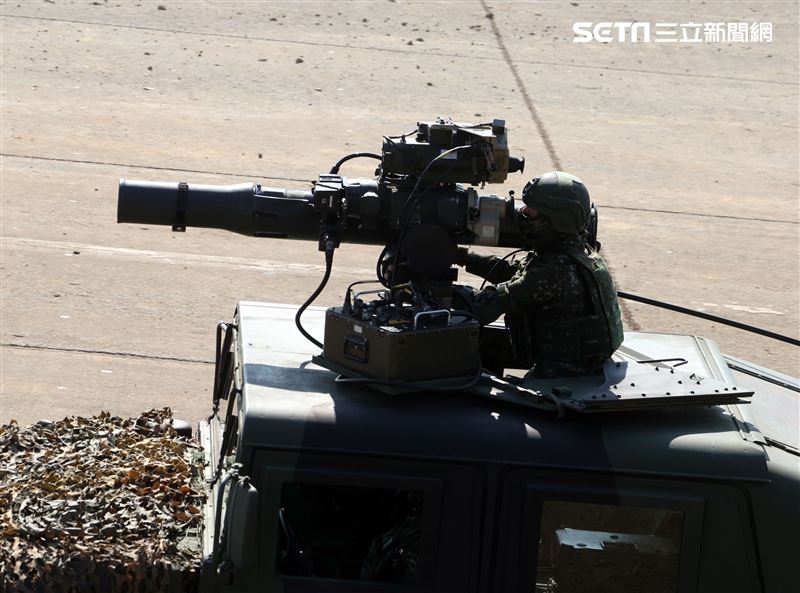 陸軍春節加強戰備，裝甲584旅戰砲排以CM22 120公厘迫擊砲車，實施攻擊前準備射擊，掩護主力CM11戰車、CM32、CM33及CM34裝步戰鬥車發起攻擊。（記者邱榮吉/攝影）