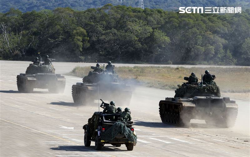 陸軍春節加強戰備，裝甲584旅戰砲排以CM22 120公厘迫擊砲車，實施攻擊前準備射擊，掩護主力CM11戰車、CM32、CM33及CM34裝步戰鬥車發起攻擊。（記者邱榮吉/攝影）