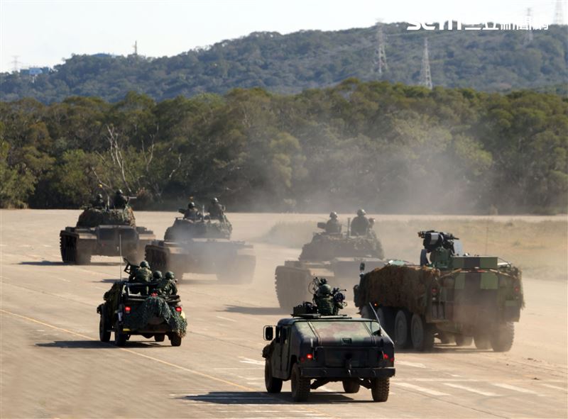 陸軍春節加強戰備，裝甲584旅戰砲排以CM22 120公厘迫擊砲車，實施攻擊前準備射擊，掩護主力CM11戰車、CM32、CM33及CM34裝步戰鬥車發起攻擊。（記者邱榮吉/攝影）