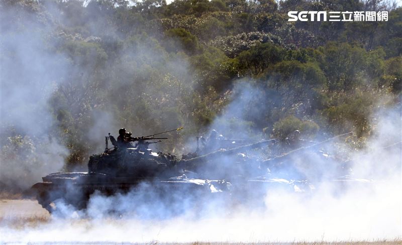 陸軍春節加強戰備，裝甲584旅戰砲排以CM22 120公厘迫擊砲車，實施攻擊前準備射擊，掩護主力CM11戰車、CM32、CM33及CM34裝步戰鬥車發起攻擊。（記者邱榮吉/攝影）
