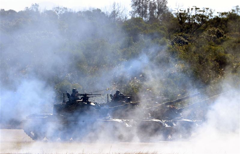 陸軍春節加強戰備，裝甲584旅戰砲排以CM22 120公厘迫擊砲車，實施攻擊前準備射擊，掩護主力CM11戰車、CM32、CM33及CM34裝步戰鬥車發起攻擊。（記者邱榮吉/攝影）