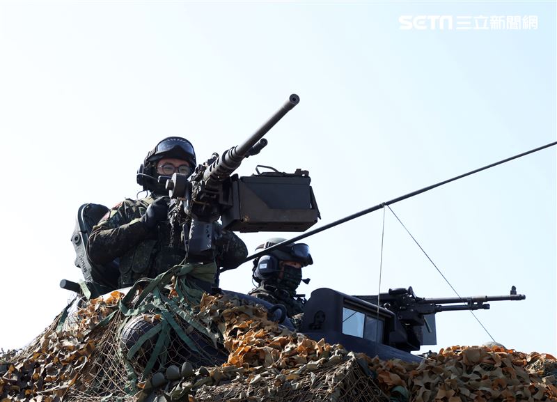 陸軍春節加強戰備，裝甲584旅戰砲排以CM22 120公厘迫擊砲車，實施攻擊前準備射擊，掩護主力CM11戰車、CM32、CM33及CM34裝步戰鬥車發起攻擊。（記者邱榮吉/攝影）