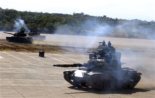 陸軍春節加強戰備，裝甲584旅戰砲排以CM22 120公厘迫擊砲車，實施攻擊前準備射擊，掩護主力CM11戰車、CM32、CM33及CM34裝步戰鬥車發起攻擊。（記者邱榮吉/攝影）