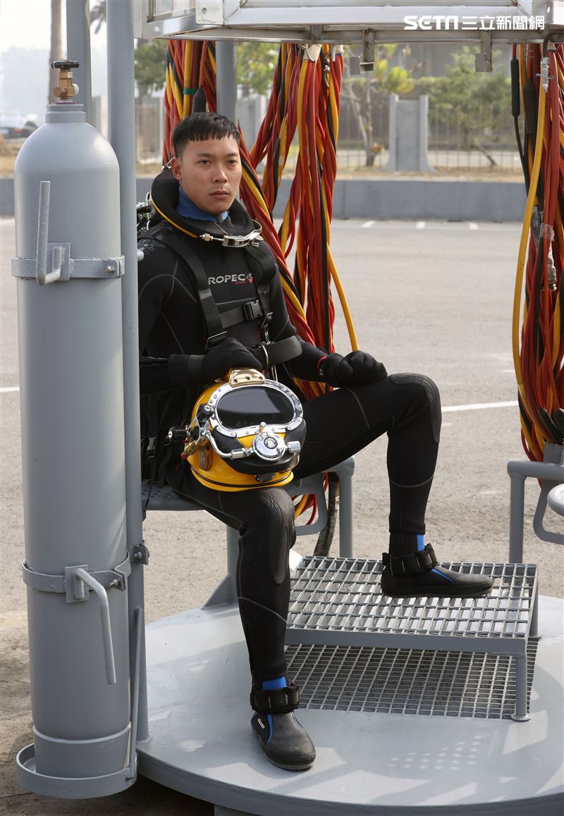 海軍春節加強戰備實施難船浮揚、防禦性布雷、水雷偵測、空中觀雷、水雷爆破及反特攻作戰等操演。（記者邱榮吉/攝影）